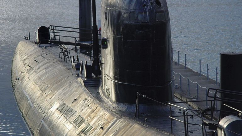 Mer du Nord : la marine néerlandaise surveille un sous-marin et une corvette russes