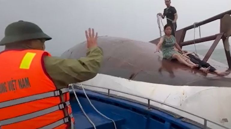 Vietnam : le naufrage d'un bateau touristique en Baie d'Halong fait 34 morts et 8 disparus