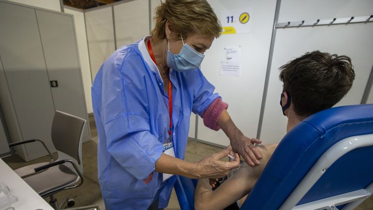 Hausse de 37% des hospitalisations Covid à Bruxelles : la Cocom rappelle l'importance de la vaccination