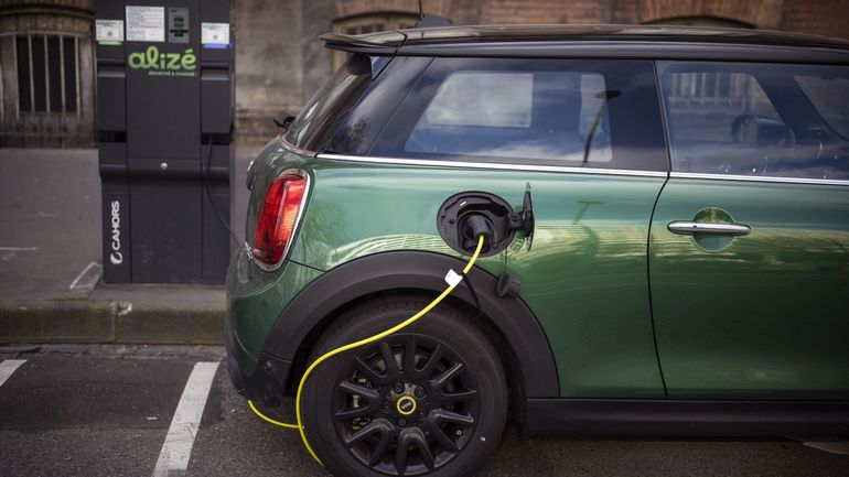 La Wallonie veut installer 6.000 bornes de recharge pour les voitures électriques d'ici 2026 : plusieurs bourgmestres lancent un appel au gouvernement