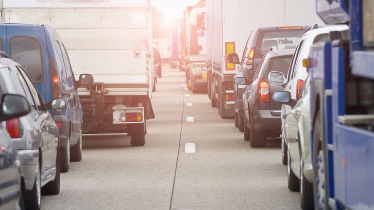Trafic à l'arrêt sur l'E19 à hauteur de Jemappes vers la France, après l'incendie d'un poids lourd