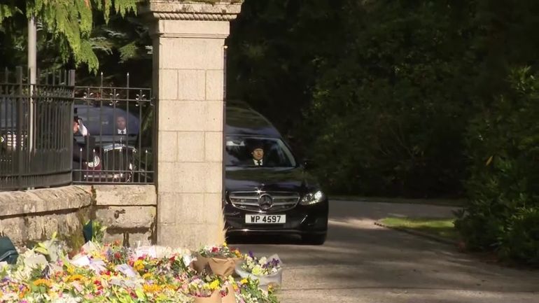 La reine Elizabeth II a entamé son dernier voyage, son cercueil a quitté Balmoral pour Edimbourg