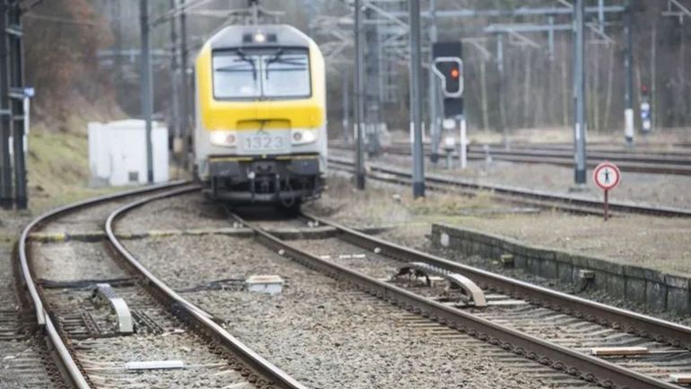 Grez-Doiceau : le conducteur d’une camionnette blessé après avoir été percuté par un train au passage à niveau