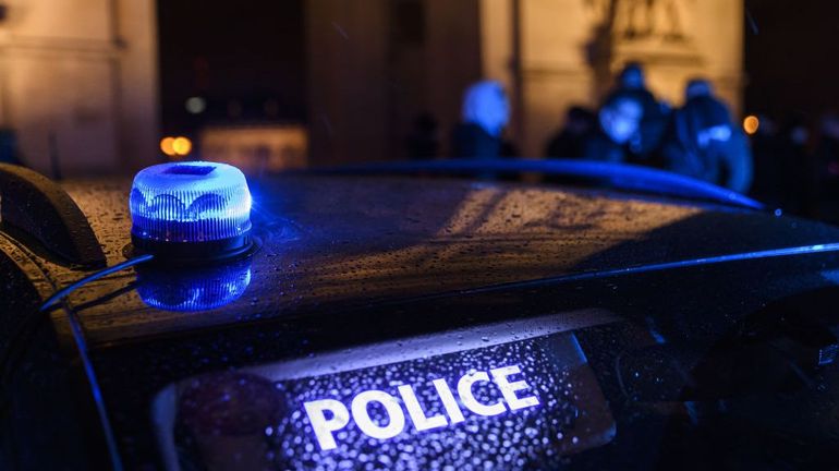 Paris: des policiers à vélo tirent sur une voiture, deux blessés grave