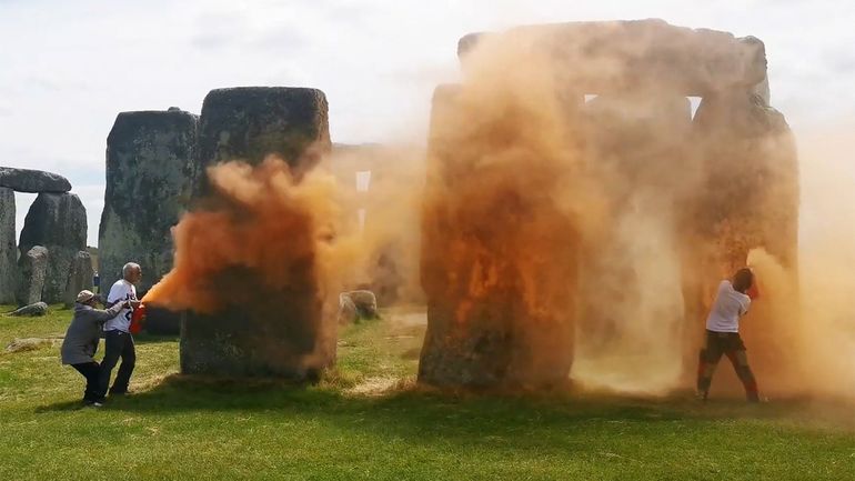 Royaume-Uni : des militants écologistes arrêtés après avoir aspergé les monolithes de Stonehenge de peinture