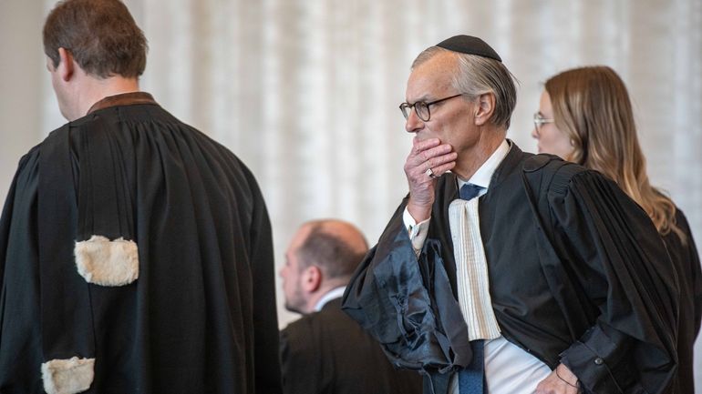Au procès Schild & Vrienden, l'avocat de la défense portait une kippa : les signes religieux sont-ils autorisés dans les tribunaux ?