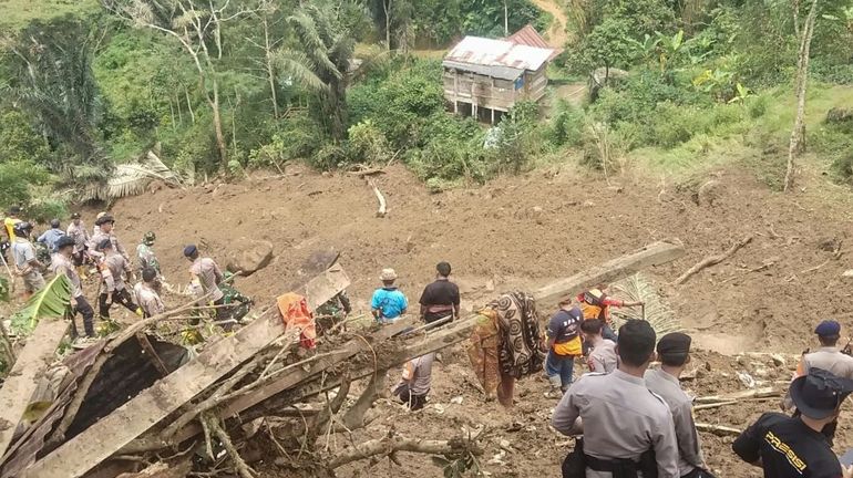 Indonésie : 20 morts selon le bilan final d'un glissement de terrain
