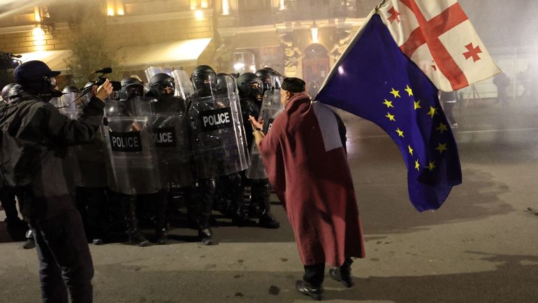 Géorgie :  des dizaines de milliers de personnes manifestent contre le gouvernement, la police les empêche d'envahir le palais présidentiel