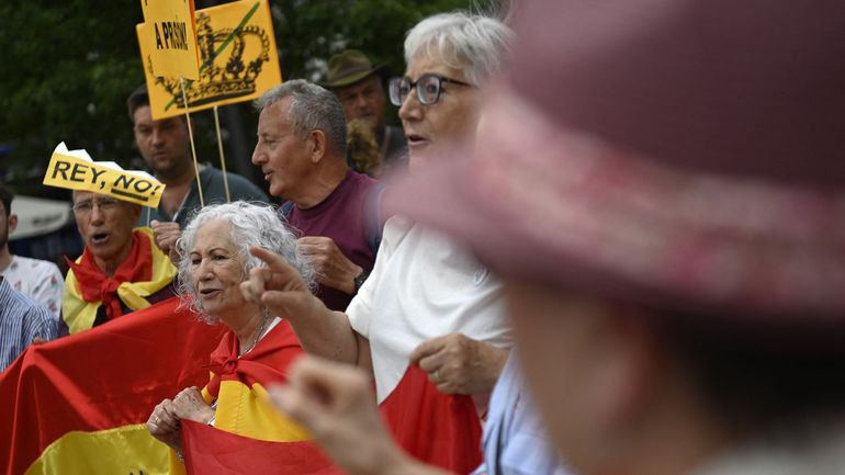 Après deux ans d'exil aux Emirats arabes Unis, Juan Carlos revient en Espagne, 300 personnes manifestent contre lui