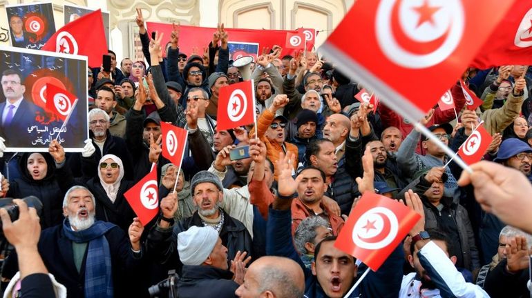 Tunisie : des centaines d'opposants pressent le président de 