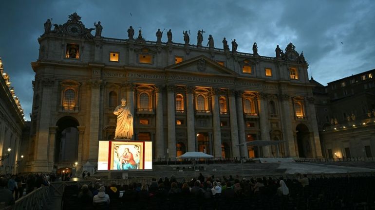 Le pape François va mieux et pourrait quitter prochainement l'hôpital estiment ses médecins