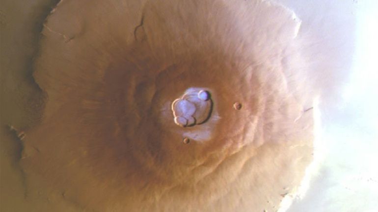 Découverte étonnante sur Mars : du givre d'eau matinal détecté au sommet des plus hauts volcans