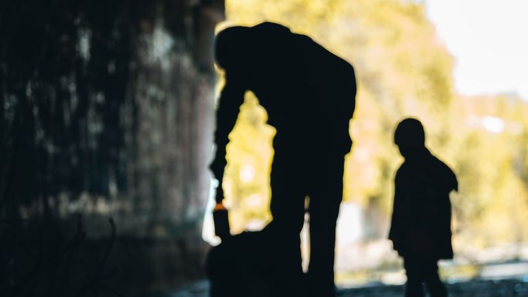 Des familles avec enfants à la rue à cause des nouvelles règles d'asile, déplore une association flamande
