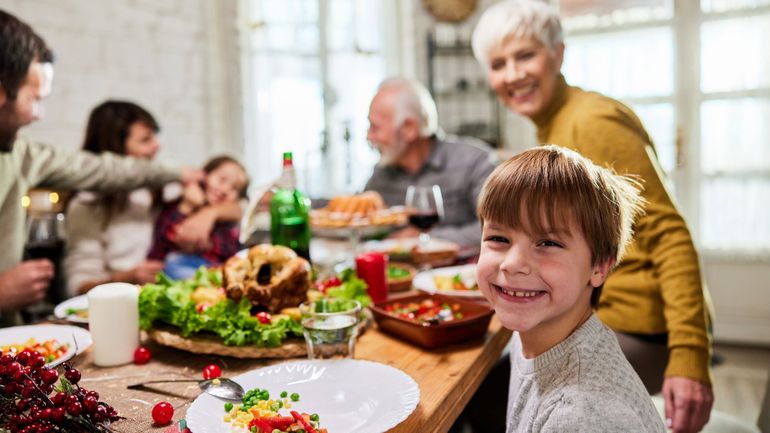 À la table du bonheur : comment l'alimentation reflète le bien-être économique d'une nation