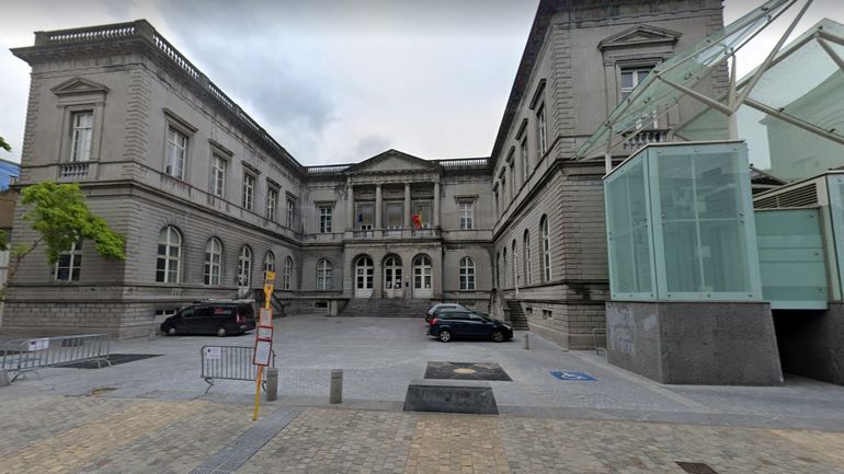 Mons : en référé, la 34e chambre du tribunal du Hainaut oblige les syndicats à laisser entrer les clients chez Delhaize