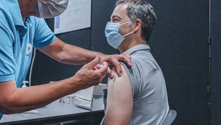 Coronavirus: le Premier ministre Alexander De Croo a reçu sa première dose de vaccin