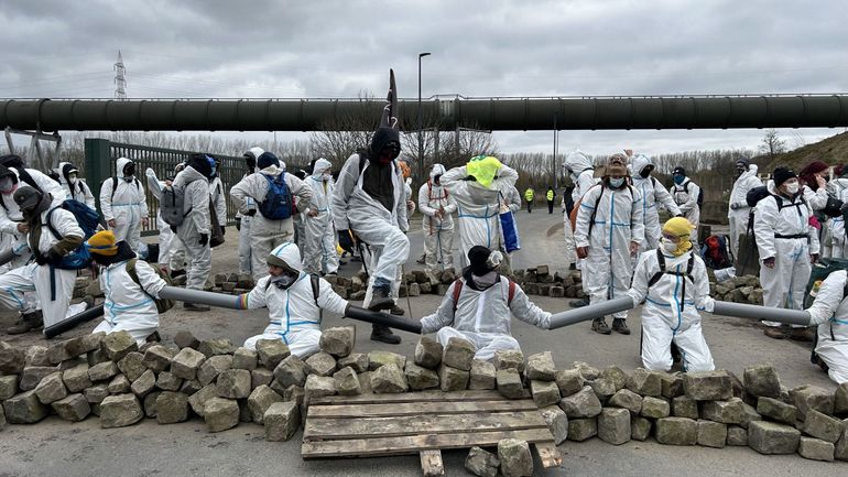 Des activistes de Code Rouge bloquent le site de Cargill à Gand : une centaine d'arrestations administratives