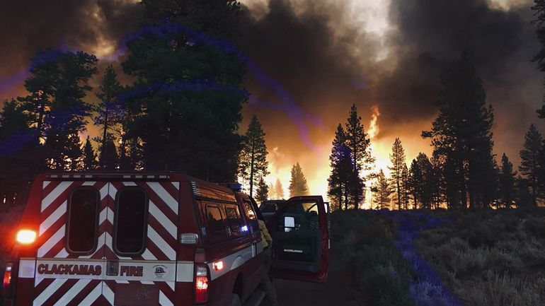 Face aux incendies, les pompiers sont sous tension dans l'Ouest canadien et américain