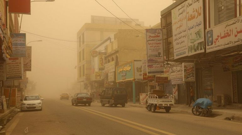 En Irak, une tempête de poussière s'abat pour le 3e jour sur le pays : des dizaines de personnes sont hospitalisées