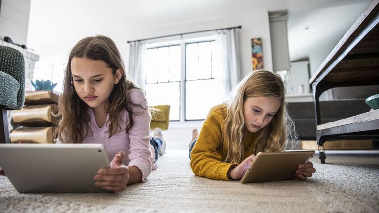 Face à l'actu (et ses coups au moral), que dire à ses enfants pour les informer sans (trop) les stresser ?