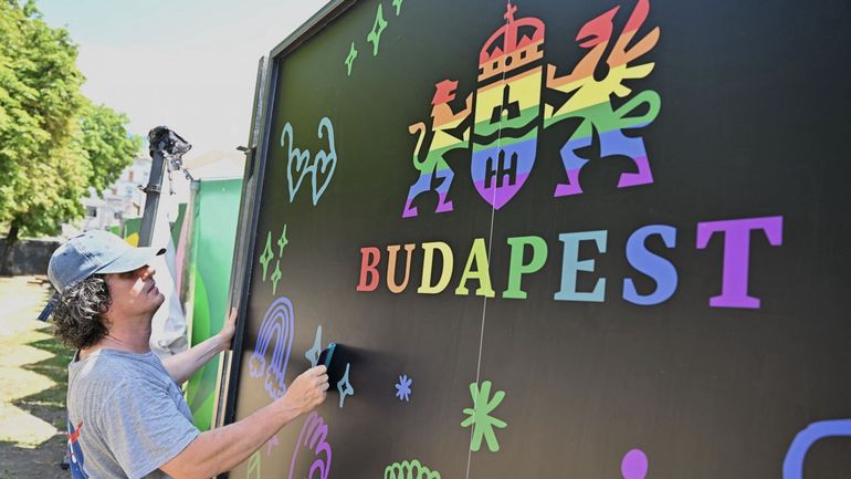 Hongrie : à Budapest, des dizaines de milliers de personnes ont commencé à défiler pour une marche des fiertés symbole d'un bras de fer avec Orban