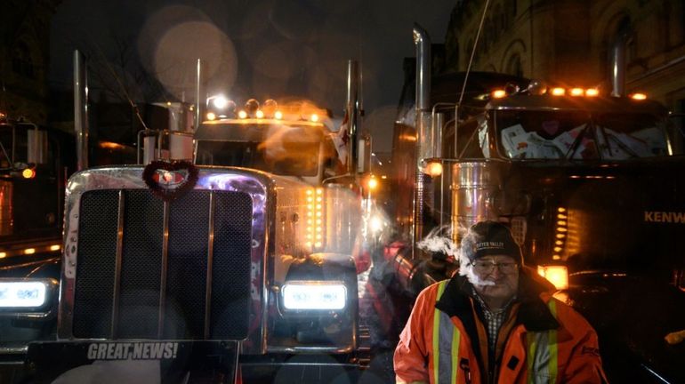 Canada : la police évacue des manifestants anti mesures sanitaires d'un pont frontalier aux Etats-Unis, la foule arrive à Ottawa