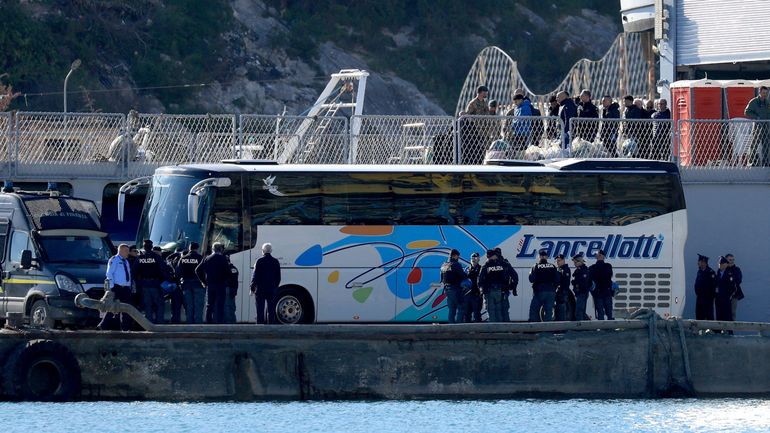 Plusieurs dizaines de migrants arrêtés en Italie sont arrivés en Albanie pour être détenus dans des centres d'accueil