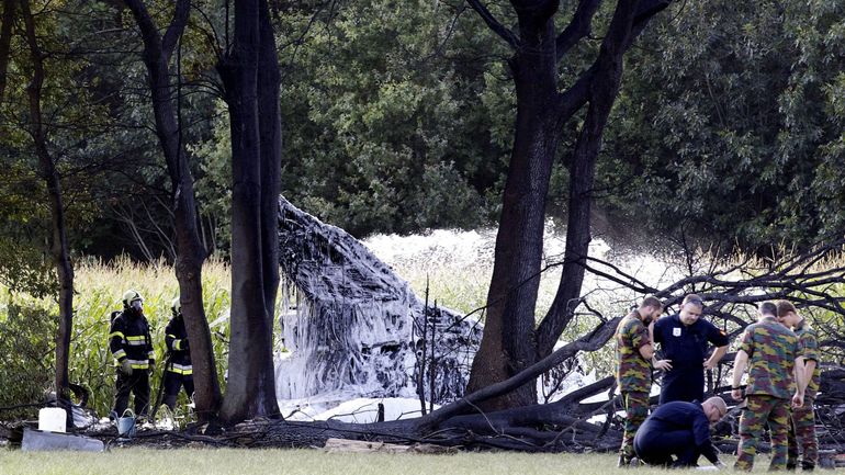 Des lances de mousse extinctrice éteignent l’incendie d’un F-16, suite à son crash près de la base de Kleine Brogel, en août 2012.