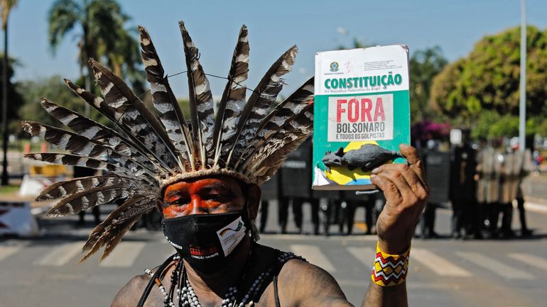 Brésil : heurts entre indigènes et policiers devant le Parlement à Brasilia