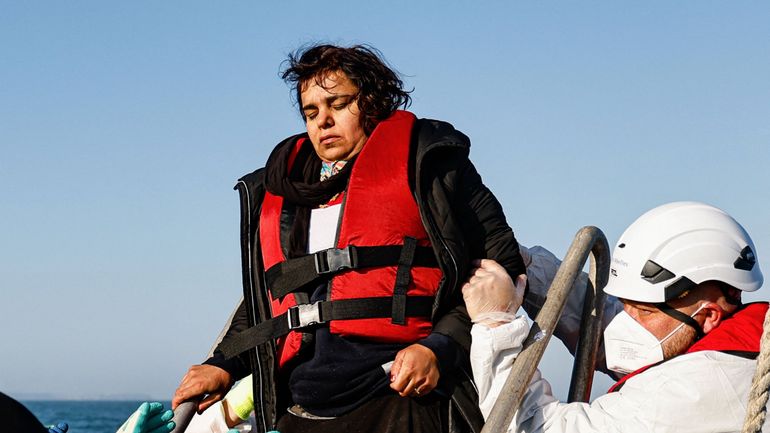 Des voiliers sauvent 139 migrants récupérés ensuite par l'Ocean Viking en Méditerranée