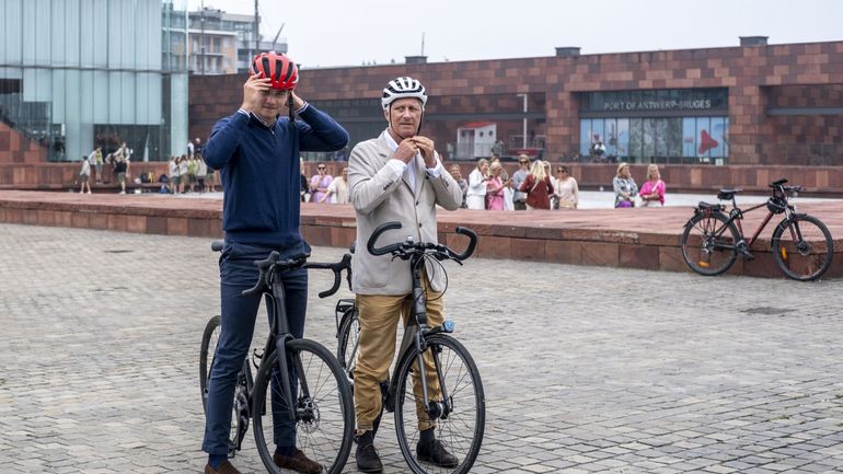 Journée sans voiture : le roi Philippe et le prince Gabriel se baladent à vélo à Anvers