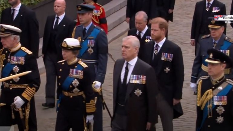 Funérailles d'Elizabeth II : pourquoi les princes Andrew et Harry ne portaient pas l'uniforme militaire pour la procession ?