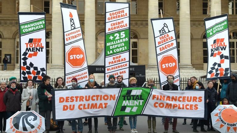 A Paris, des activistes dénoncent le financement d'activités fossiles par des banques françaises