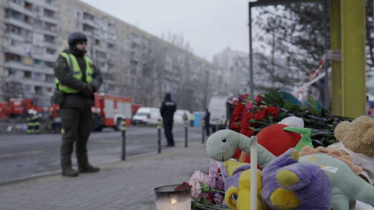 Guerre en Ukraine : quatre arrestations en Russie près d'un mémorial improvisé aux victimes de la frappe de Dnipro