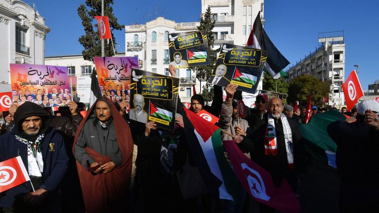 Des centaines de Tunisiens dans la rue pour commémorer le 13e anniversaire de la révolution