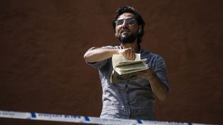 Un homme brûle des pages du Coran devant une mosquée en Suède
