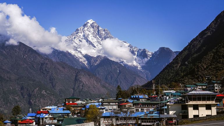 Un hélicoptère de tourisme avec six personnes à bord disparaît au Népal