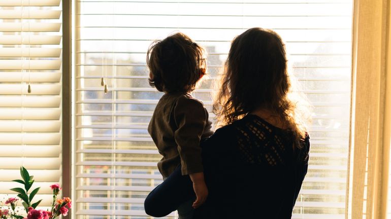 En France, le bébé de Marina a été placé après un accouchement à domicile