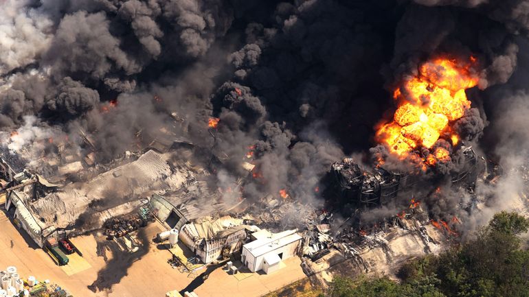 Etats-Unis: évacuation d'un quartier de Rockton, alors qu'une usine chimique est en feu