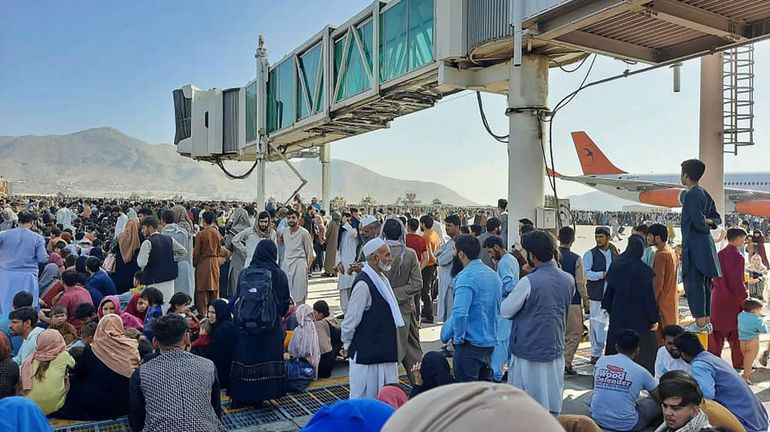 Revue de presse : 5 à 9000 personnes devraient quitter quotidiennement Kaboul