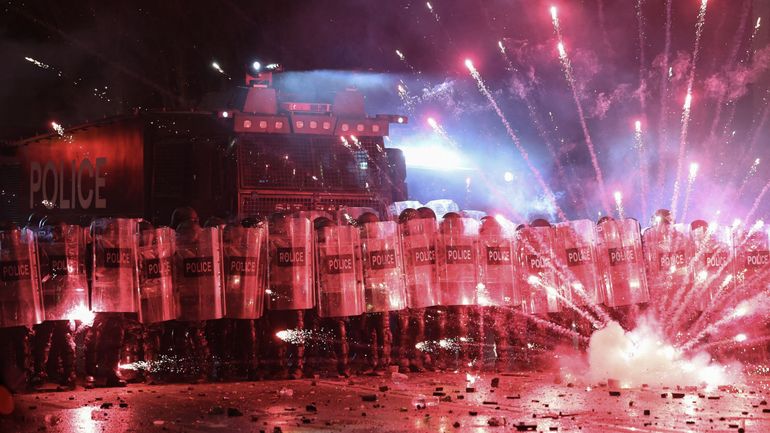 Géorgie : nouvelle soirée de manifestation pro-européenne, malgré une centaine d'interpellations par les forces de l'ordre