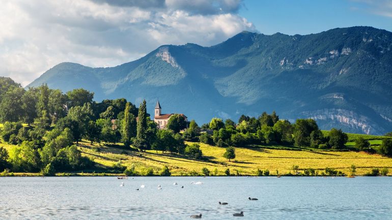 France : les autorités abandonnent un projet contesté d'un grand barrage sur le Rhône, près de Lyon