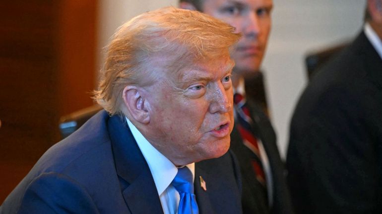 Trump annonce au moins 25% de surtaxe sur les produits d'une douzaine de pays