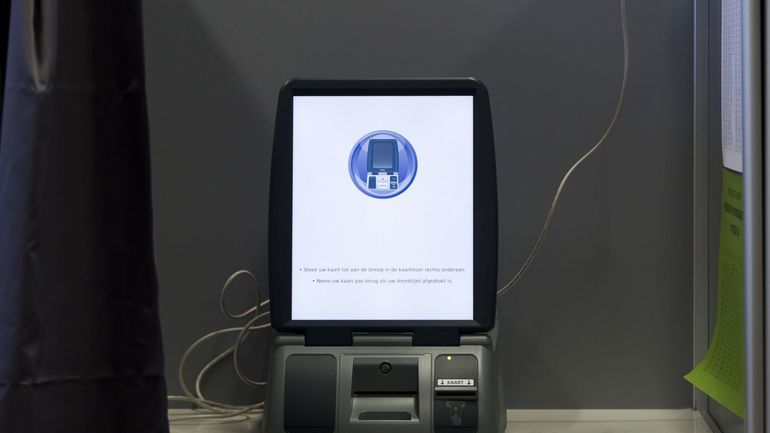 Le SPF Intérieur signale des problèmes techniques auprès de nombreux ordinateurs de vote, certains bureaux ouvrent plus tard