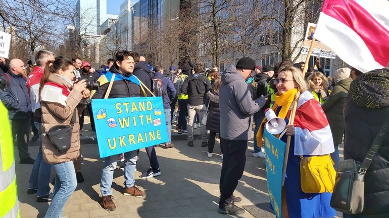 Stand with Ukraine : la première manifestation a démarré à Bruxelles