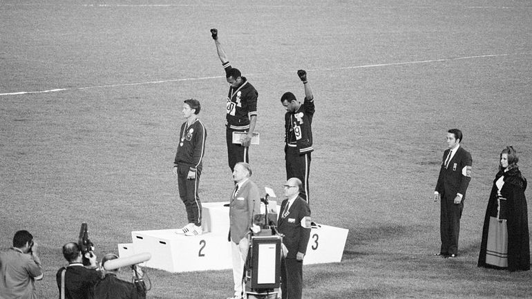 À côté du poing levé de Tommie Smith et John Carlos, un autre geste est entré dans l'Histoire aux JO de Mexico 1968