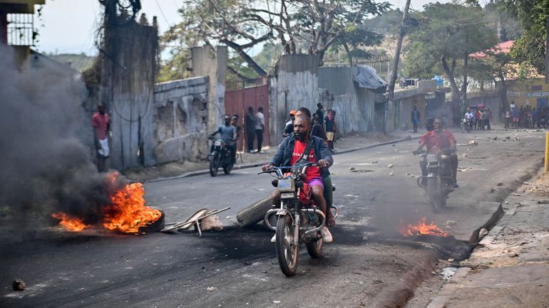 Haïti : le gouvernement décrète l'état d'urgence et un couvre-feu à Port-au-Prince après l'évasion de plusieurs milliers de détenus