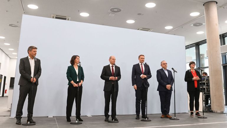 Formation d'un gouvernement en Allemagne: SPD, libéraux et Verts annoncent un accord préliminaire