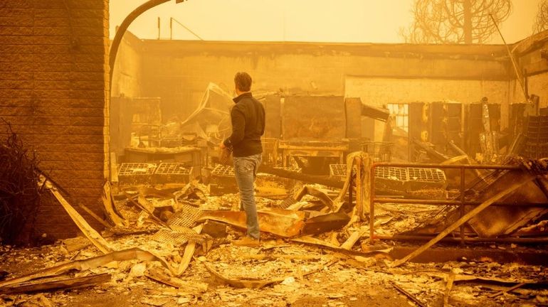 En Californie, l'incendie Dixie Fire poursuit sa course, cinq personnes portées disparues