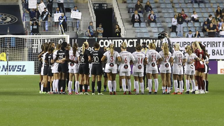 Football : les joueuses de plusieurs clubs américains interrompent leur match pour dénoncer les abus sexuels